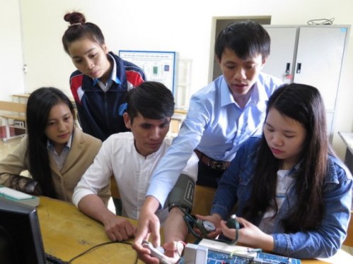  Sinh viên Lê Thị Hương cùng các cộng sự tham gia thực hành thí nghiệm đo huyết áp và truyền dẫn dữ liệu thông dây qua Internet đến các thiết bị máy tính khác để xác lập số hóa trong quản lý dữ liệu, hồ sơ người bệnh.